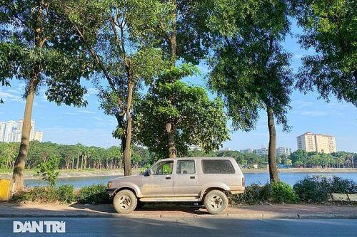 Bỏ tiền tỷ mua nhà, người Hà Nội phải "cắn răng" đỗ xế hộp trên vỉa hè