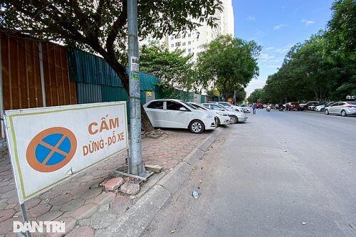 Bỏ tiền tỷ mua nhà, người Hà Nội phải "cắn răng" đỗ xế hộp trên vỉa hè