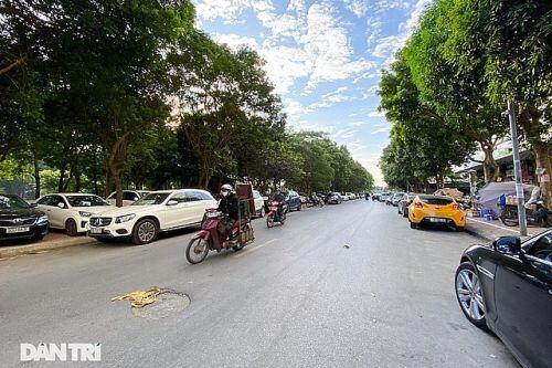 Bỏ tiền tỷ mua nhà, người Hà Nội phải "cắn răng" đỗ xế hộp trên vỉa hè