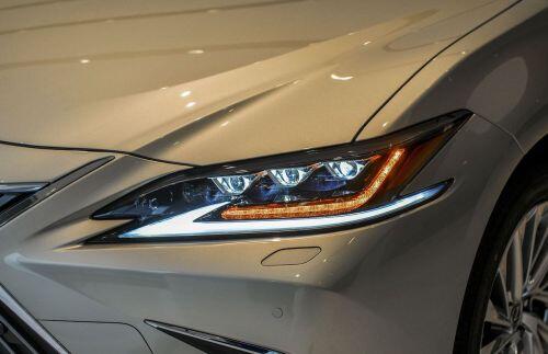 Lexus ES 2021 thêm an toàn, giá không đổi
