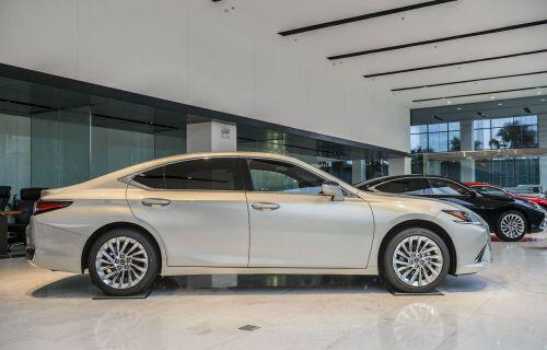 Lexus ES 2021 thêm an toàn, giá không đổi