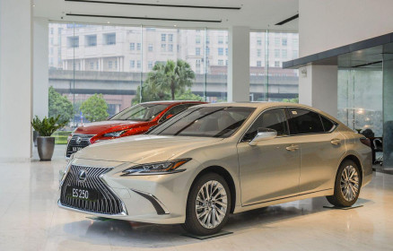 Lexus ES 2021 thêm an toàn, giá không đổi