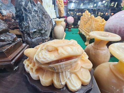 Choáng ngợp bộ bàn ghế ngọc Hoàng Long “đại hạ giá” 1,2 tỷ ở Hà Nội