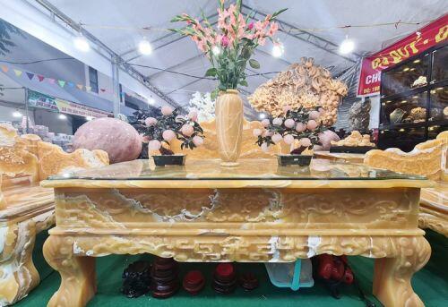 Choáng ngợp bộ bàn ghế ngọc Hoàng Long “đại hạ giá” 1,2 tỷ ở Hà Nội