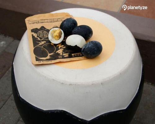 Bà nội trợ 'phát sốt' với trứng gà đen Nhật Bản siêu đắt 200.000 đồng/quả