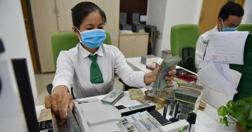 Lãi vay ngân hàng gần gấp đôi lãi huy động, người vay 'méo mặt'