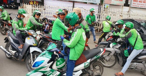 Tài xế bức xúc bị trừ thuế sớm, Grab nói do lỗi của app