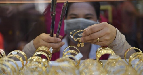 Vàng ngấp nghé 56 triệu đồng/lượng, USD tự do lên 23.450 đồng/USD