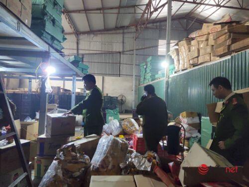 Hơn 3 tấn bánh kẹo hết đát được 'phù phép' thành hàng mới tuồn ra thị trường