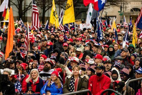 "Biển" người ủng hộ ông Trump đổ về, thủ đô Washington cấp tập ngăn bạo loạn