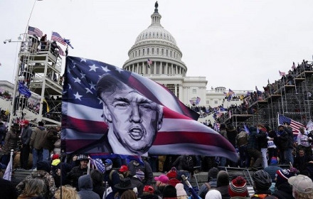 Twitter, Facebook đồng loạt khóa tài khoản của ông Trump