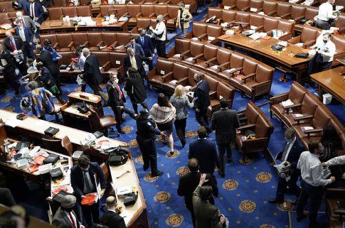 Twitter, Facebook đồng loạt khóa tài khoản của ông Trump