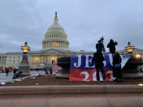 Twitter, Facebook đồng loạt khóa tài khoản của ông Trump