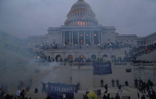 Twitter, Facebook đồng loạt khóa tài khoản của ông Trump