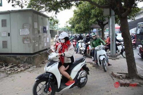 Ô tô chiếm đường, đẩy xe máy lên hè: Cao điểm phạt ô tô 3-5 triệu, tước GPLX