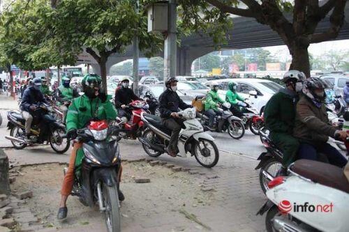 Ô tô chiếm đường, đẩy xe máy lên hè: Cao điểm phạt ô tô 3-5 triệu, tước GPLX