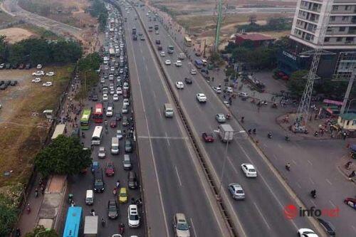 Ô tô chiếm đường, đẩy xe máy lên hè: Cao điểm phạt ô tô 3-5 triệu, tước GPLX