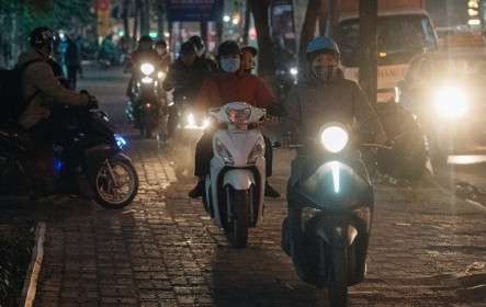 Ô tô chiếm đường, đẩy xe máy lên hè: Cao điểm phạt ô tô 3-5 triệu, tước GPLX