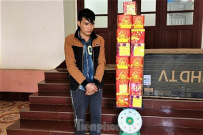 Bị chặn bắt, kẻ vận chuyển pháo lậu lao xe vào cảnh sát