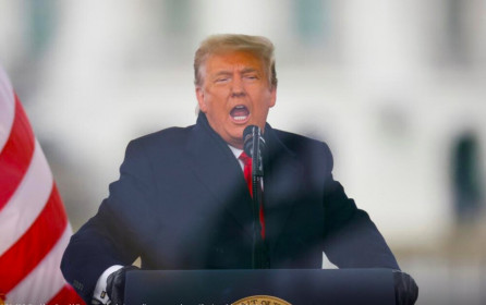 Ông Trump giữa sóng gió bủa vây