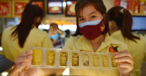 Kết thúc tuần giao dịch, giá vàng lao dốc còn 56 triệu đồng/lượng