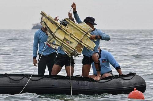 Hoạt động tìm kiếm tại hiện trường vụ rơi máy bay ở Indonesia