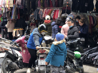 Quần áo ấm giá rẻ đổ tràn vỉa hè Hà Nội những ngày giá rét