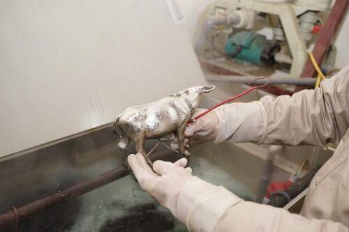 Tượng trâu mạ vàng giá bạc triệu mừng Tết Tân Sửu được chế tác thế nào?
