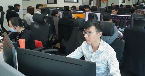 Tiền đổ mạnh vào chứng khoán, hệ thống giao dịch lại chập chờn