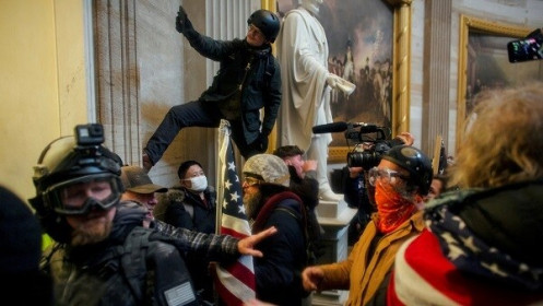 Nguy cơ bạo loạn bùng phát khắp nước Mỹ nếu ông Trump bị phế truất