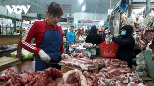 Giá thịt heo tăng lại ế ẩm khiến tiểu thương gặp khó khăn