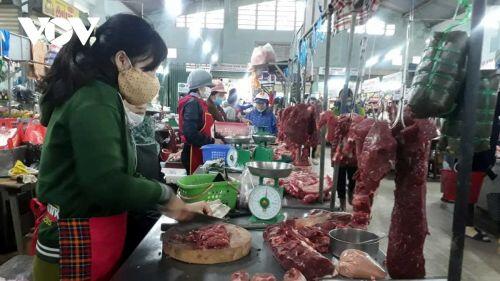 Giá thịt heo tăng lại ế ẩm khiến tiểu thương gặp khó khăn