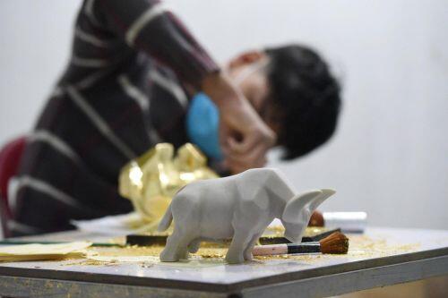 Cận cảnh quy trình dát vàng 24K linh vật năm Tân Sửu 2021