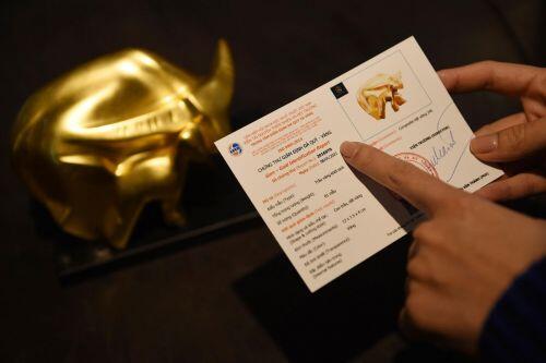 Cận cảnh quy trình dát vàng 24K linh vật năm Tân Sửu 2021