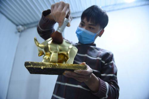 Cận cảnh quy trình dát vàng 24K linh vật năm Tân Sửu 2021