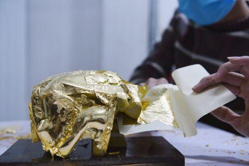 Cận cảnh quy trình dát vàng 24K linh vật năm Tân Sửu 2021