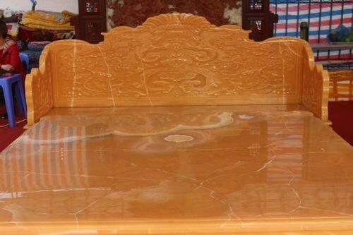 Chiêm ngưỡng bộ bàn ghế 'khủng' bằng ngọc quý ở Ninh Bình