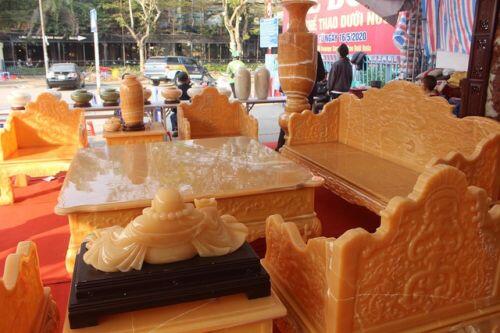 Chiêm ngưỡng bộ bàn ghế 'khủng' bằng ngọc quý ở Ninh Bình