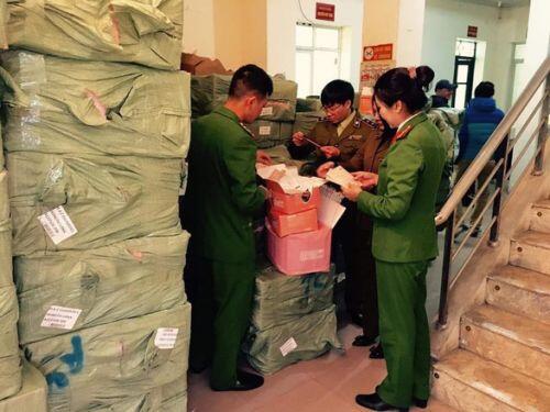 Tạm giữ gần 5 tấn mỹ phẩm đang trên đường vào miền Nam tiêu thụ