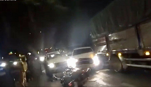 Nghi vấn chở hàng lậu, bỏ chạy húc văng xe CSGT