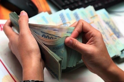 Lãi suất huy động thấp dưới đáy, lãi suất cho vay chỉ giảm nhỏ giọt, ngân hàng lãi kỷ lục