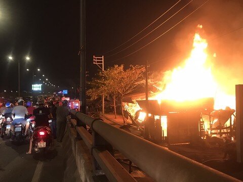 TP.HCM: Cháy lớn ở xưởng gỗ và dãy nhà trọ, thiệt hại nhiều tỷ đồng