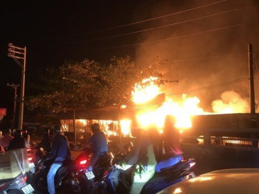 TP.HCM: Cháy lớn ở xưởng gỗ và dãy nhà trọ, thiệt hại nhiều tỷ đồng
