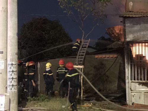 TP.HCM: Cháy lớn ở xưởng gỗ và dãy nhà trọ, thiệt hại nhiều tỷ đồng