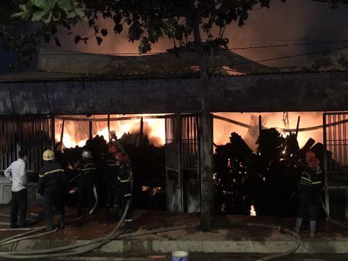 TP.HCM: Cháy lớn ở xưởng gỗ và dãy nhà trọ, thiệt hại nhiều tỷ đồng
