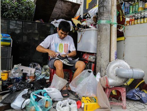 Thợ sửa giày vỉa hè 'tá hỏa' vì tân trang đồ có giá tới... 23.000 USD