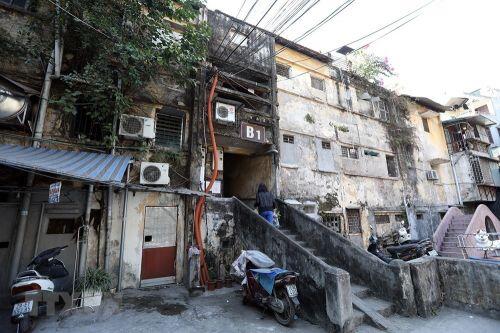 Cận cảnh các khu chung cư cũ, xuống cấp nghiêm trọng tại Hà Nội