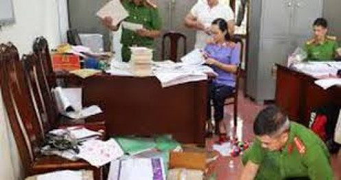 Viên chức một trung tâm thuộc Bộ TN&MT và 6 người khác bị khởi tố