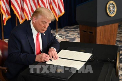 Tổng thống Mỹ D. Trump ký sắc lệnh hạn chế mua máy bay không người lái của đối thủ