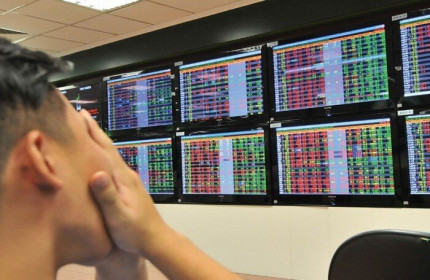 VN-Index giảm sốc, thanh khoản lập đỉnh